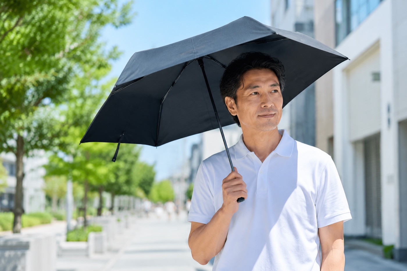メンズ日傘は恥ずかしい? 40代こそ晴雨兼用が正解(妻監修)